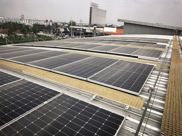 HQマウントチームが100kW商業用ソーラールーフプロジェクトの長年のパートナーを訪問